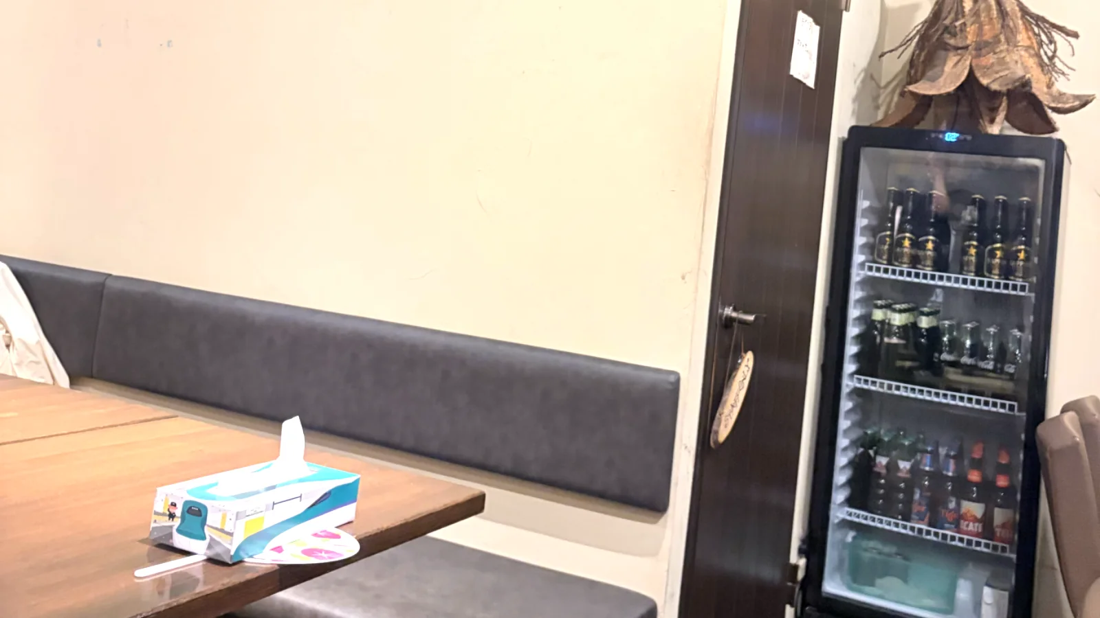 ソウルストアの店内。革張りのベンチシートと木のテーブルが並ぶカフェのような空間