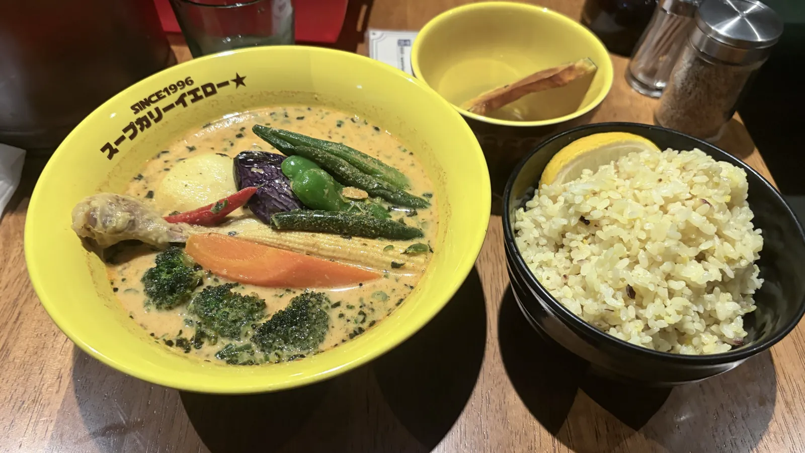 スープカリーイエローのチキン野菜カリーとレモンを添えた雑穀米